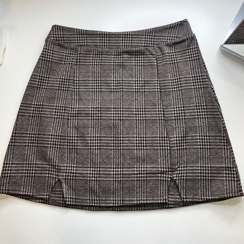 Coco & Jaimeson high wasted mini skirt with slits on the bottom